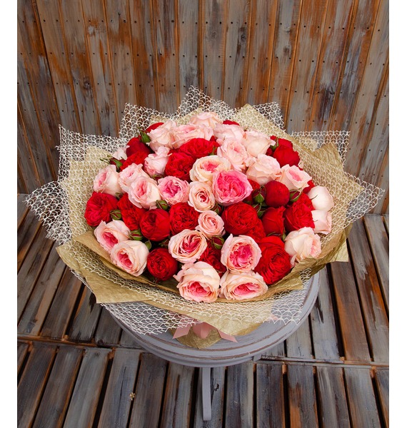 Букет-дуэт пионовидных роз "Поэма" (15,25,35,51,75 или 101). Букет цветов с доставкой по Москве.